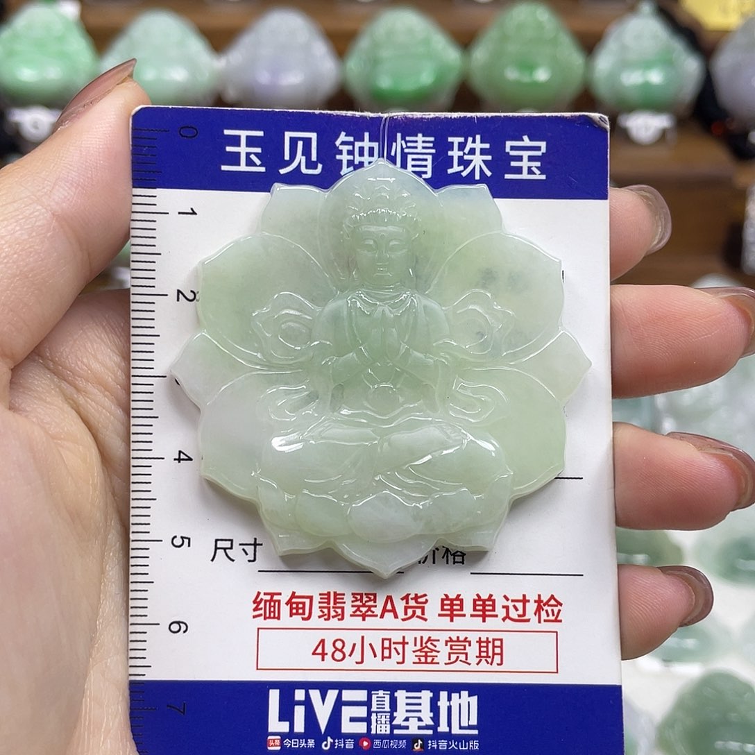 翡翠足银镶嵌颈饰观音