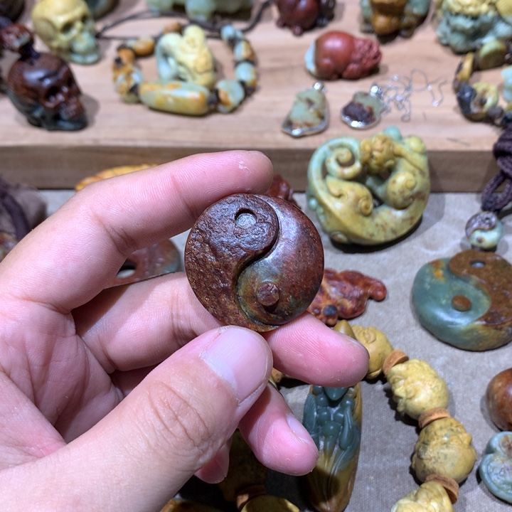 未镶嵌岫岩河磨玉（透闪石质玉）挂件