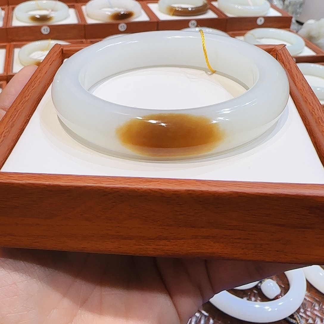 和田玉未镶嵌手镯