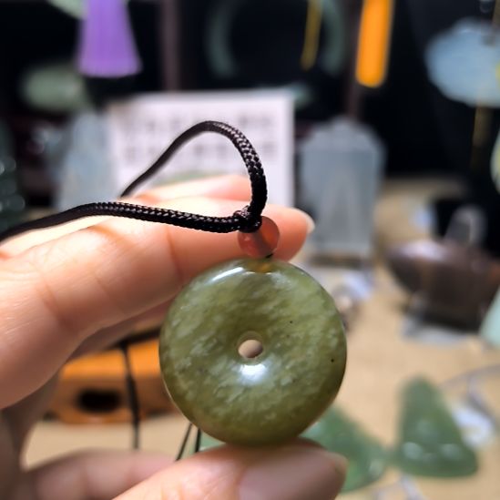 蛇纹石玉未镶嵌颈饰