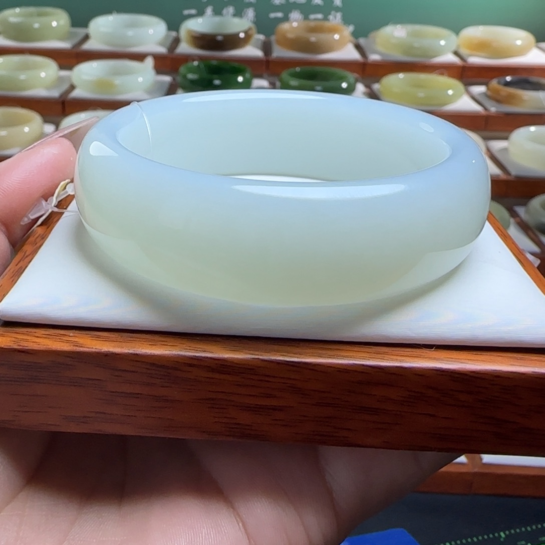 和田玉未镶嵌手镯