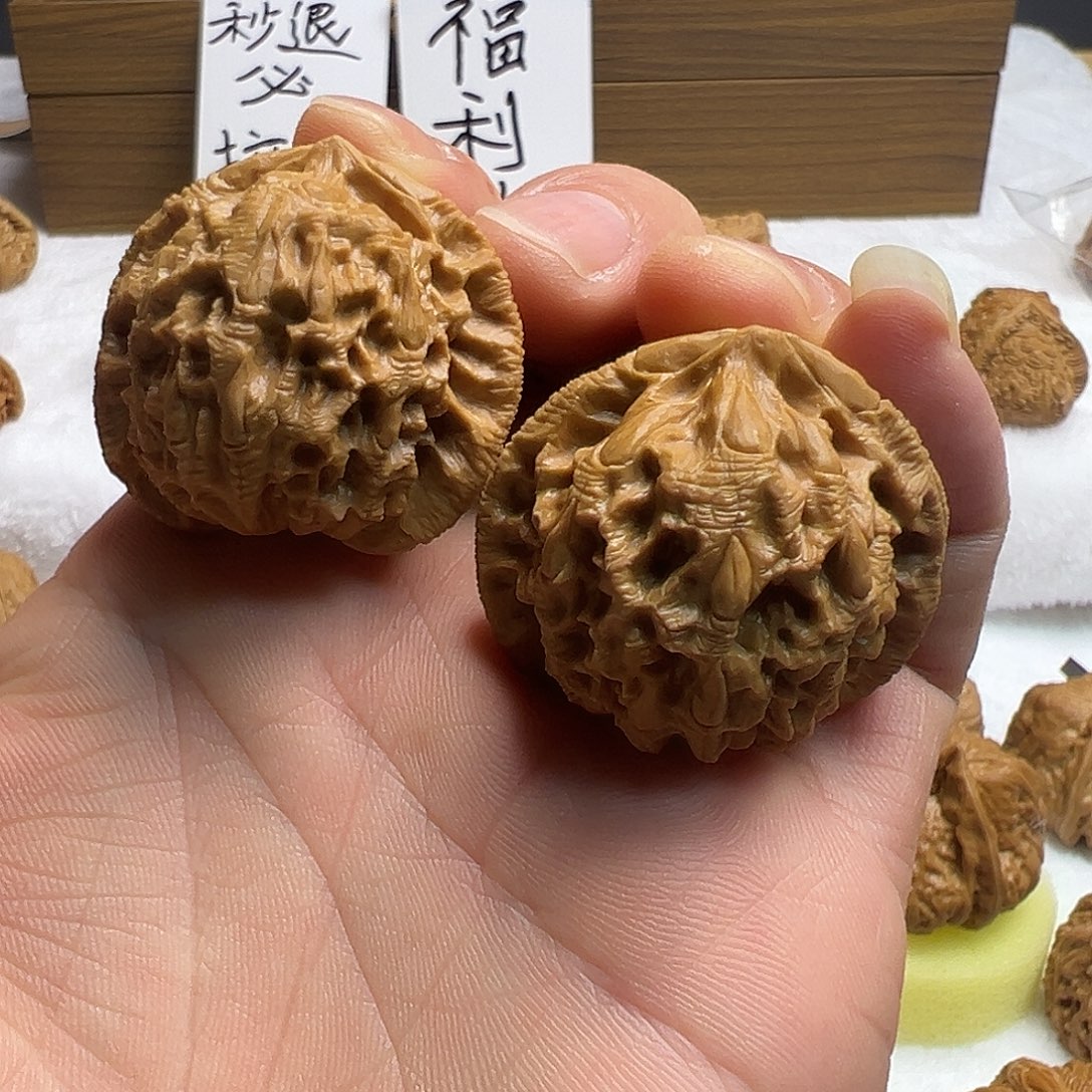 海***。核桃雕刻吞噬宫灯题材