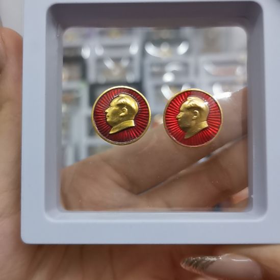 其他普通金属红色收藏纪念章2个