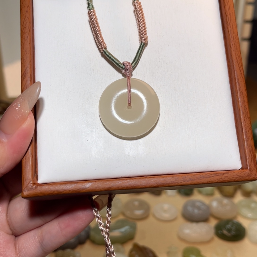 和田玉颈饰未镶嵌草*