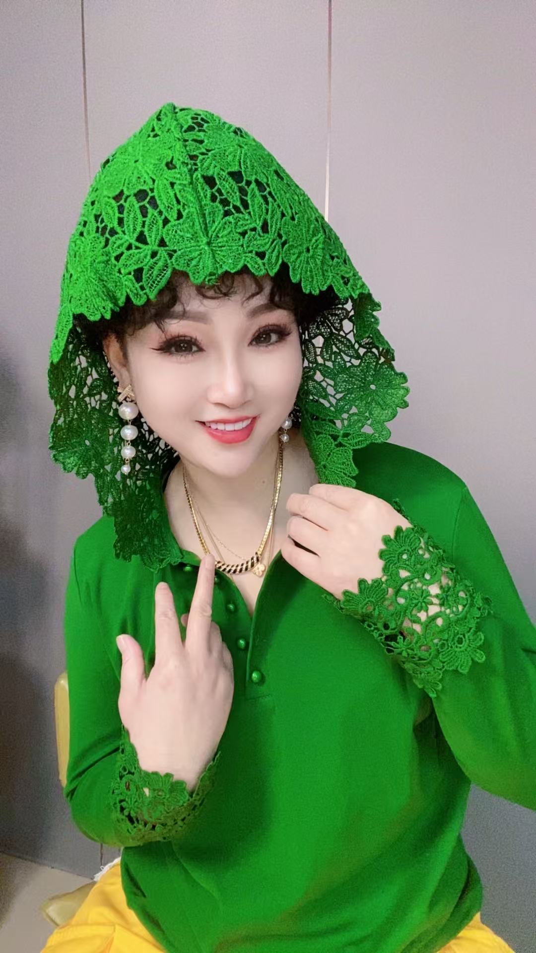 8818春季时尚休闲镂空帽衫