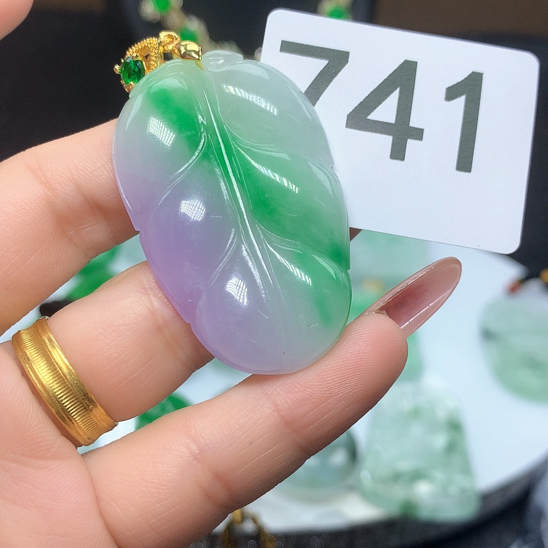 翡翠吊坠(赠链)未镶嵌