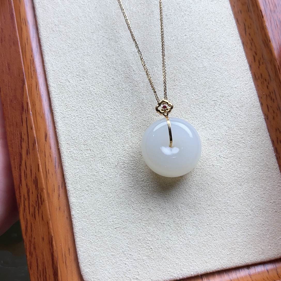 和田玉挂件18K金镶嵌