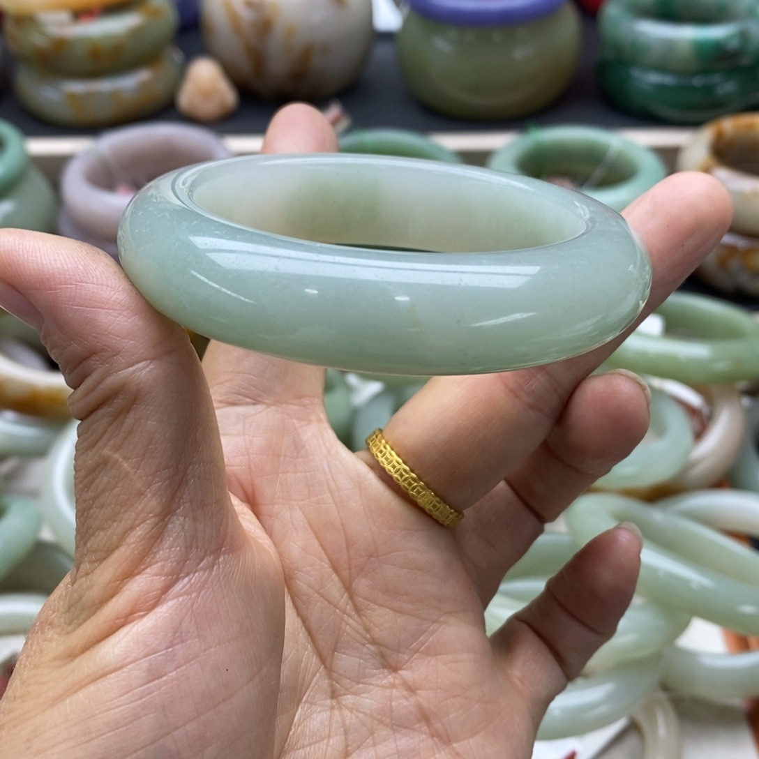 未镶嵌手镯石英质玉