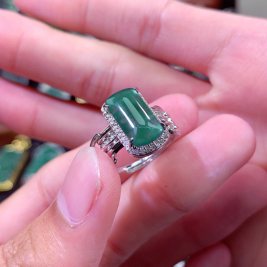 翡翠颈饰未镶嵌戒指