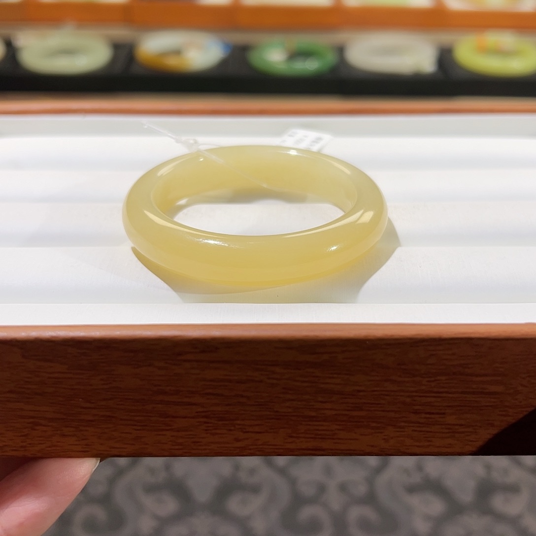 和田玉手镯未镶嵌  【蜂蜜糖】