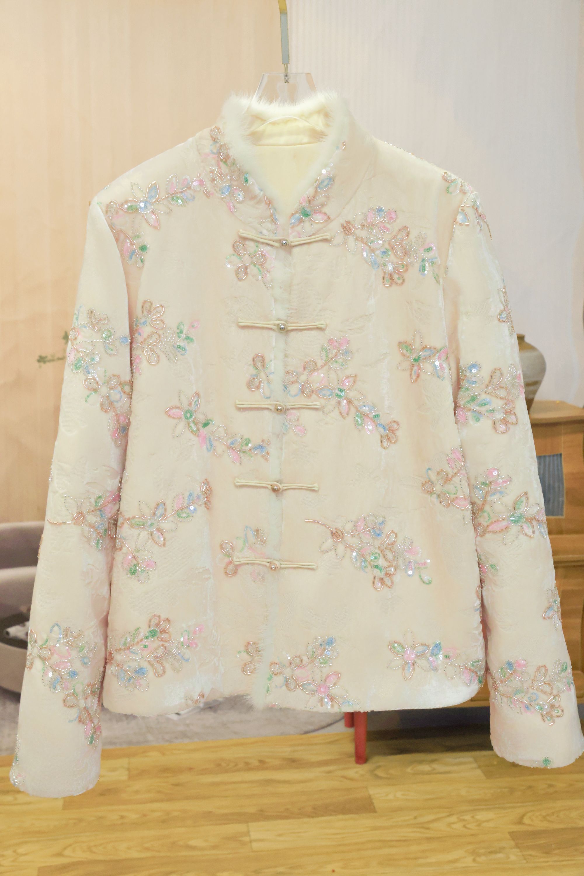 “暖玉流光”新中式重工钉珠刺绣拼边夹棉保暖外套W2510003