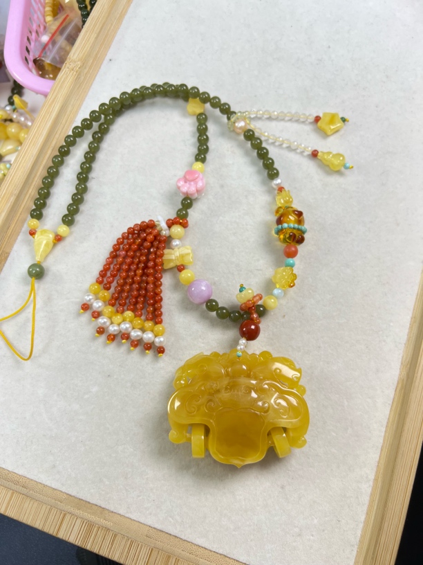 天然俄料精品镂空如意蜜蜡