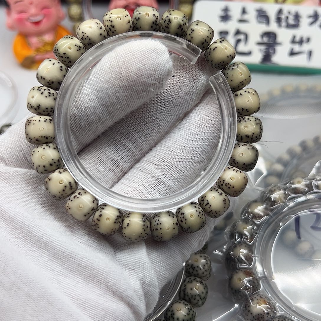 手串星月菩提10×9通体  桌上
