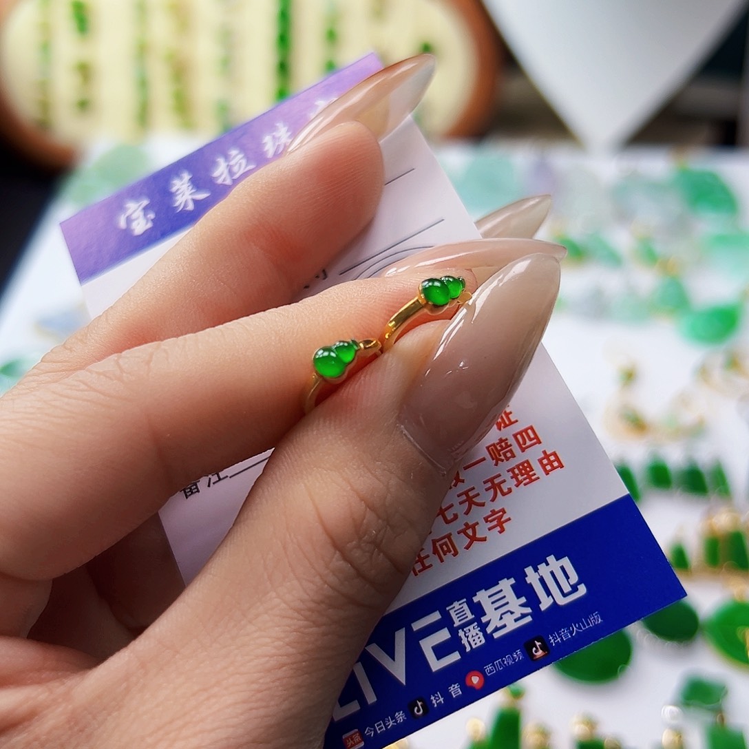 颈饰18K金镶嵌翡翠一****翡翠