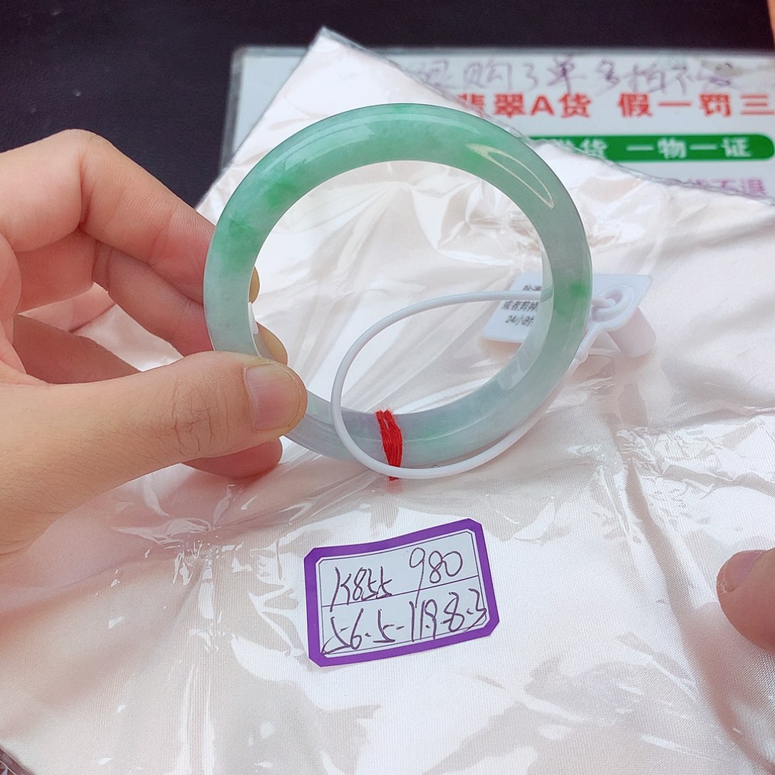 翡翠手镯未镶嵌翡翠