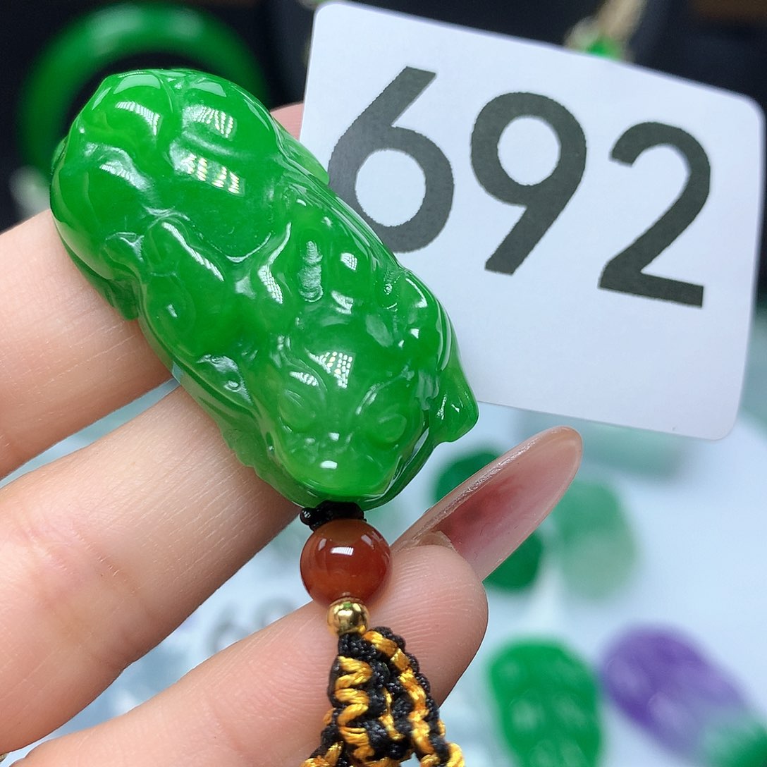 翡翠吊坠(赠链)未镶嵌