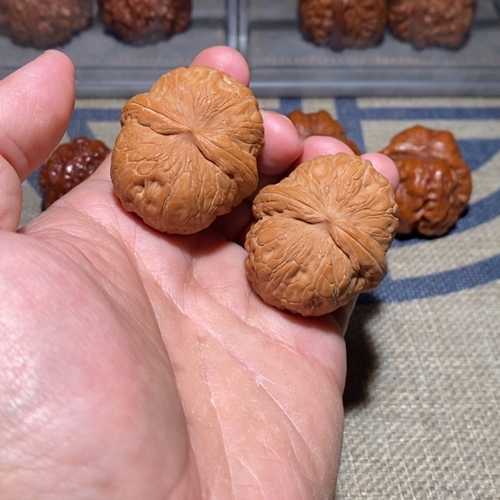 L***）文玩核桃吊坠核桃