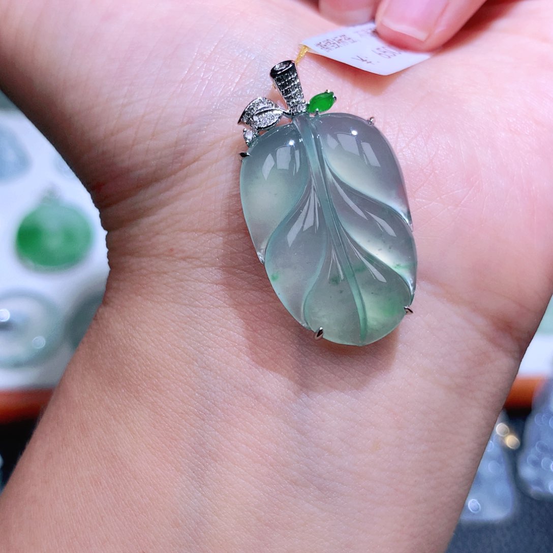 翡翠18K金镶嵌颈饰叶子