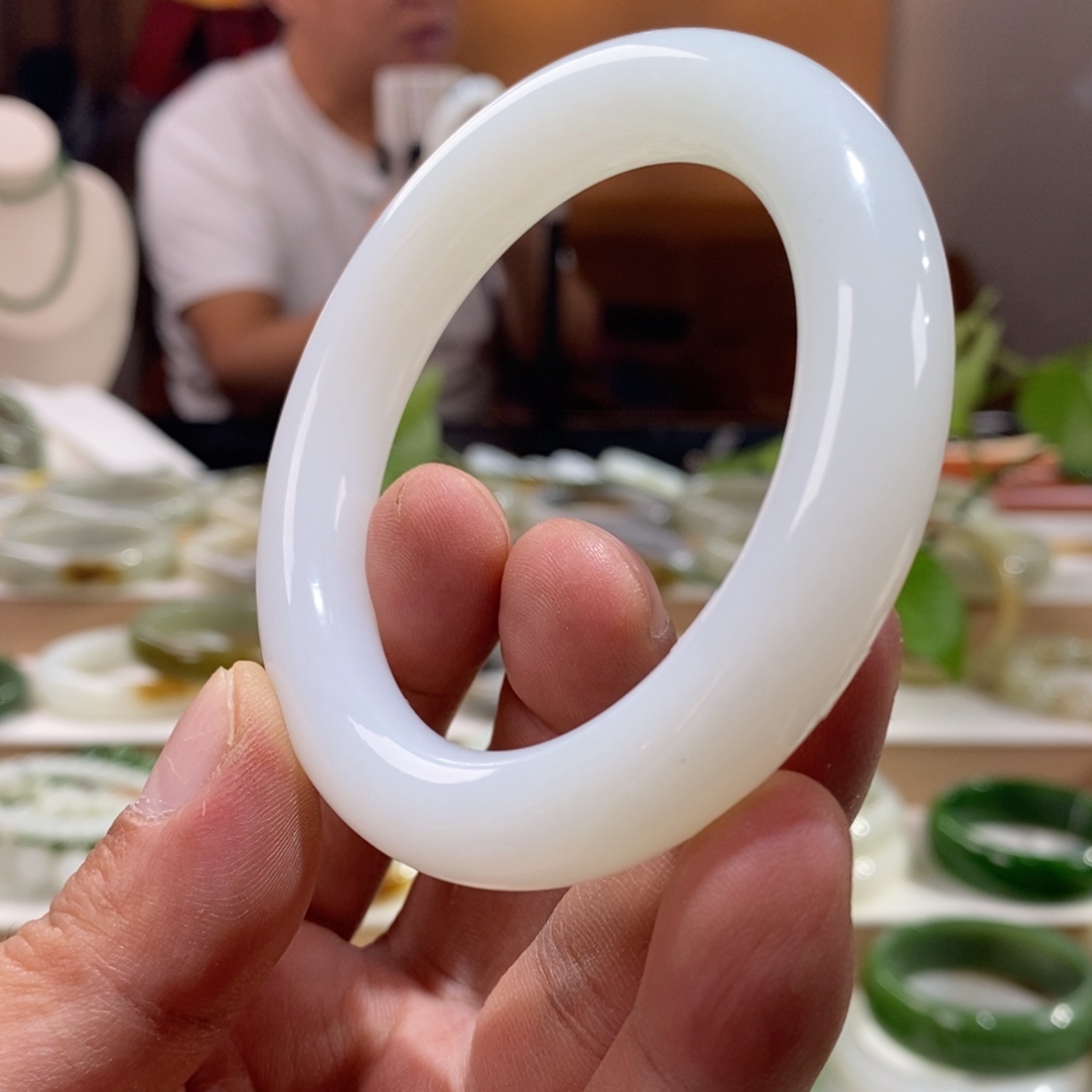 和田玉未镶嵌手镯