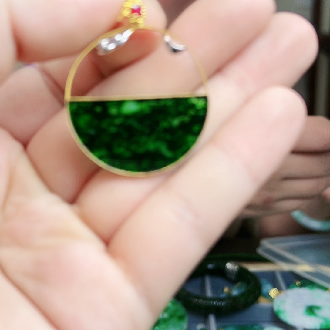 翡翠颈饰18K金镶嵌吊坠