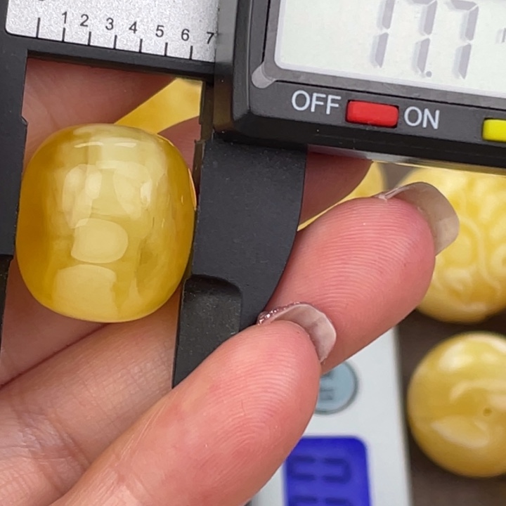 蜜蜡未镶嵌裸石微瑕423