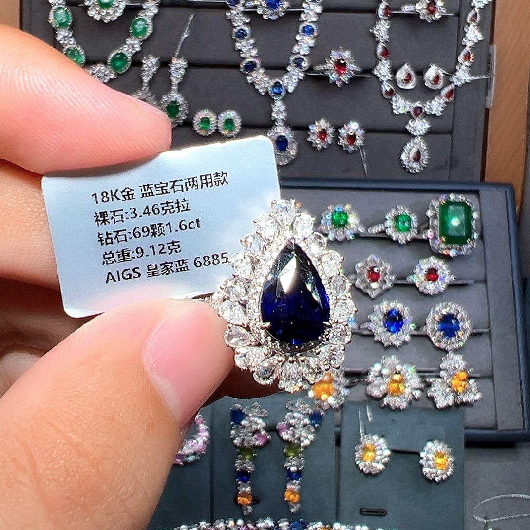 18K金镶嵌蓝宝石戒指