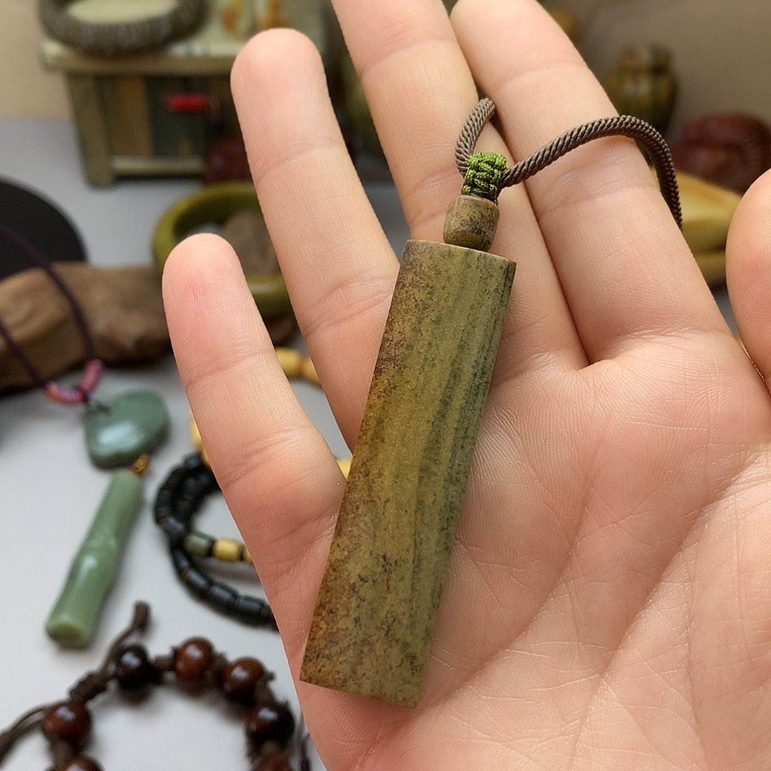 透闪石质玉挂件未镶嵌