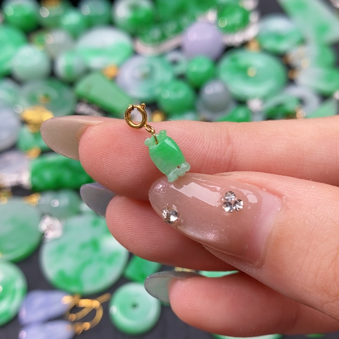 翡翠18K金镶嵌颈饰翡翠