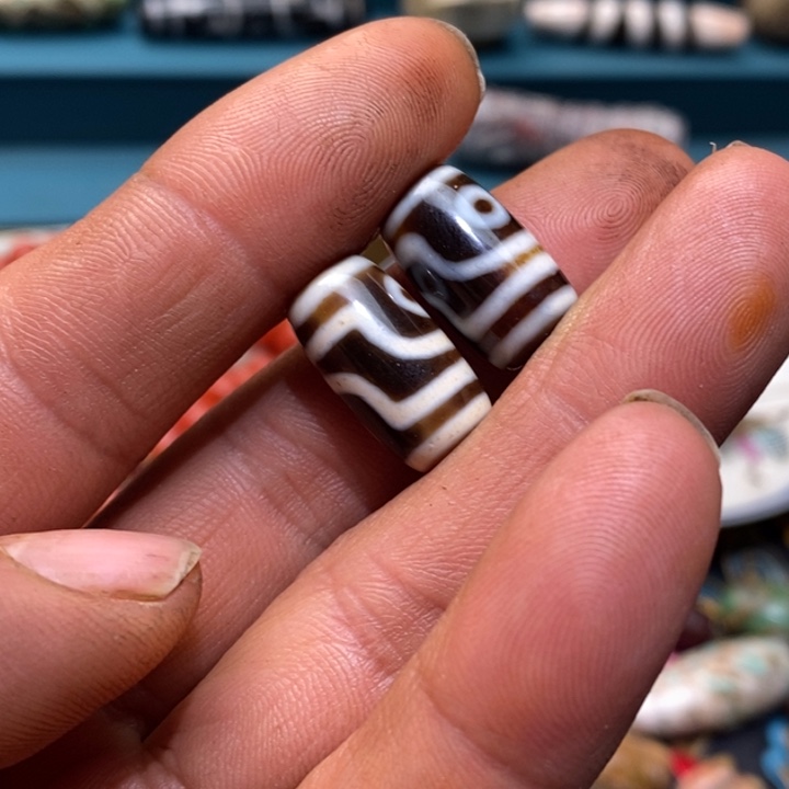 未镶嵌珠子的颜色是玛瑙/玉髓