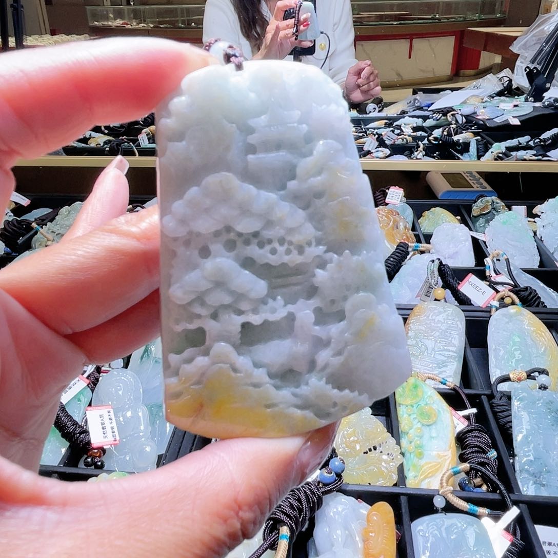 翡翠未镶嵌颈饰一个