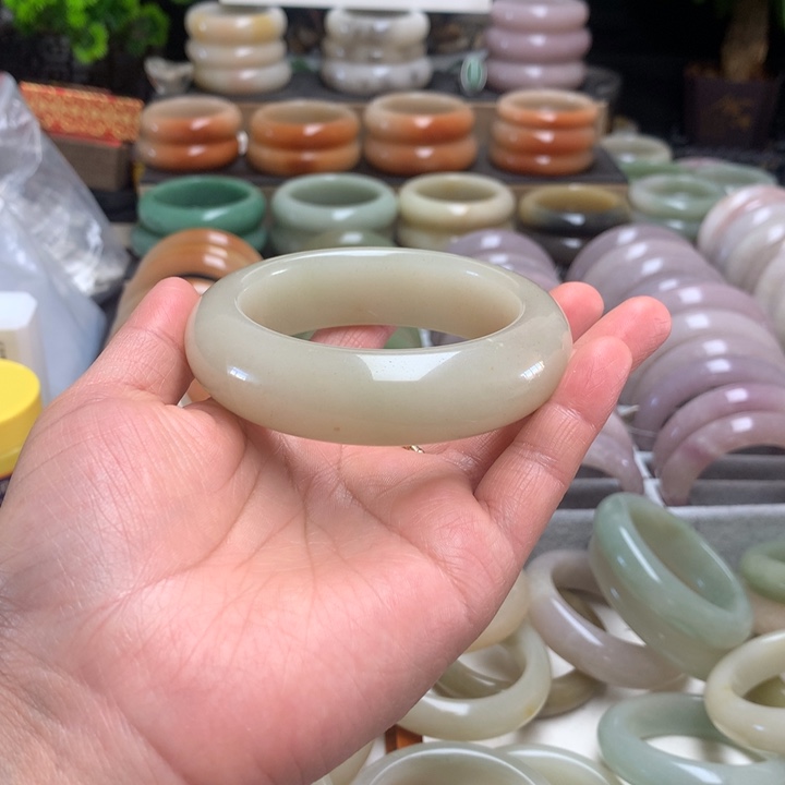 石英质玉（佘太翠）未镶嵌手镯60