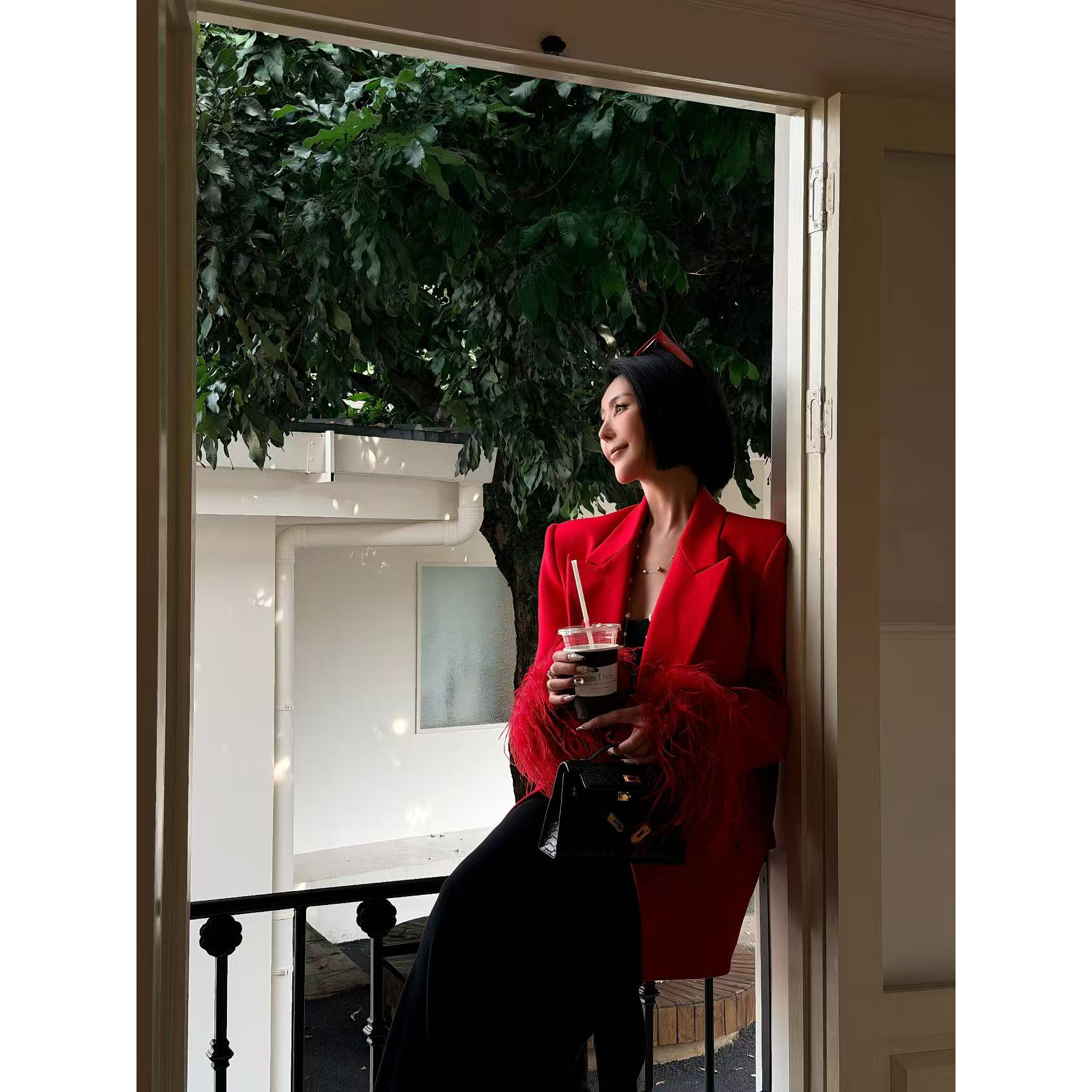 DUOMI【布朗发莫】黑红两色大翻领西服毛毛袖外套TZ14168