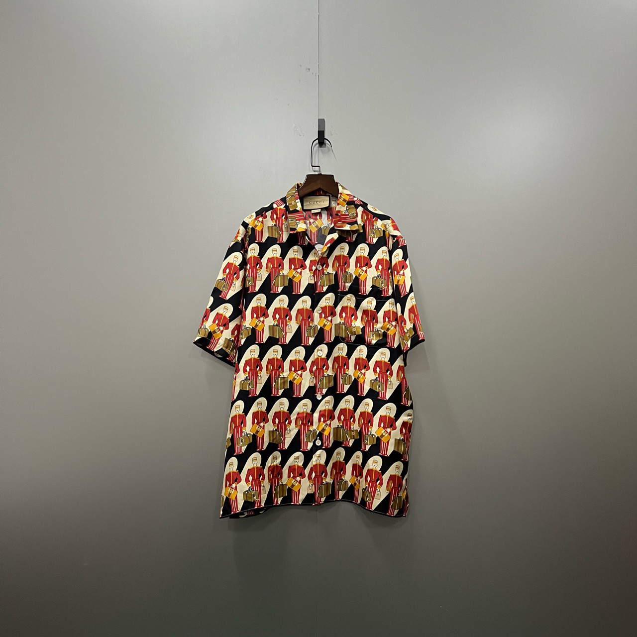 95新 GUCCI/古驰 （jp）一口满印人物花色短袖衬衫 44码/602461