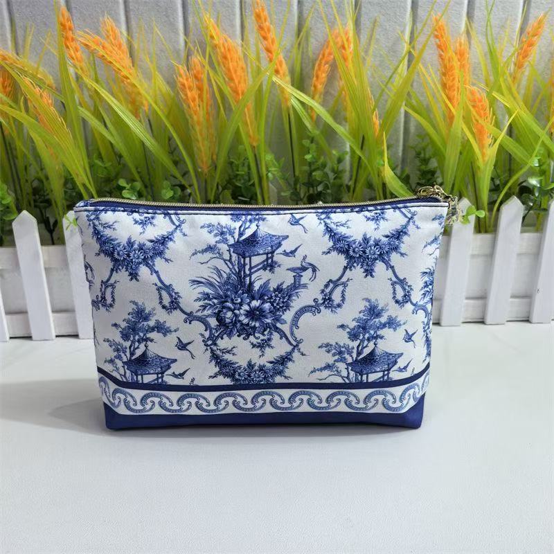 雅诗兰黛新款专柜赠品布艺印花青花瓷便携简约拉链化妆包【A1827】