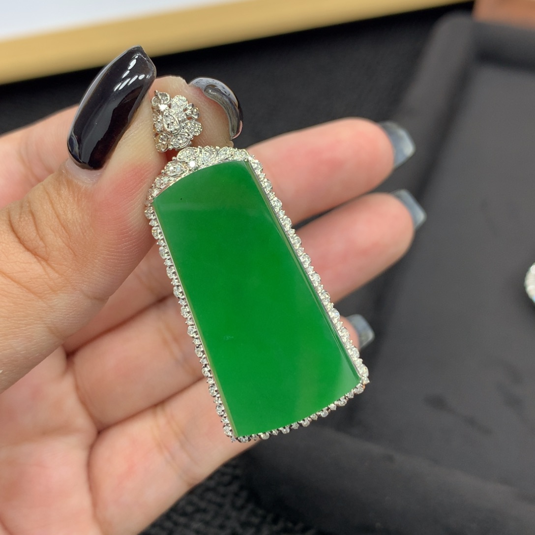 翡翠18K金镶嵌颈饰无事牌