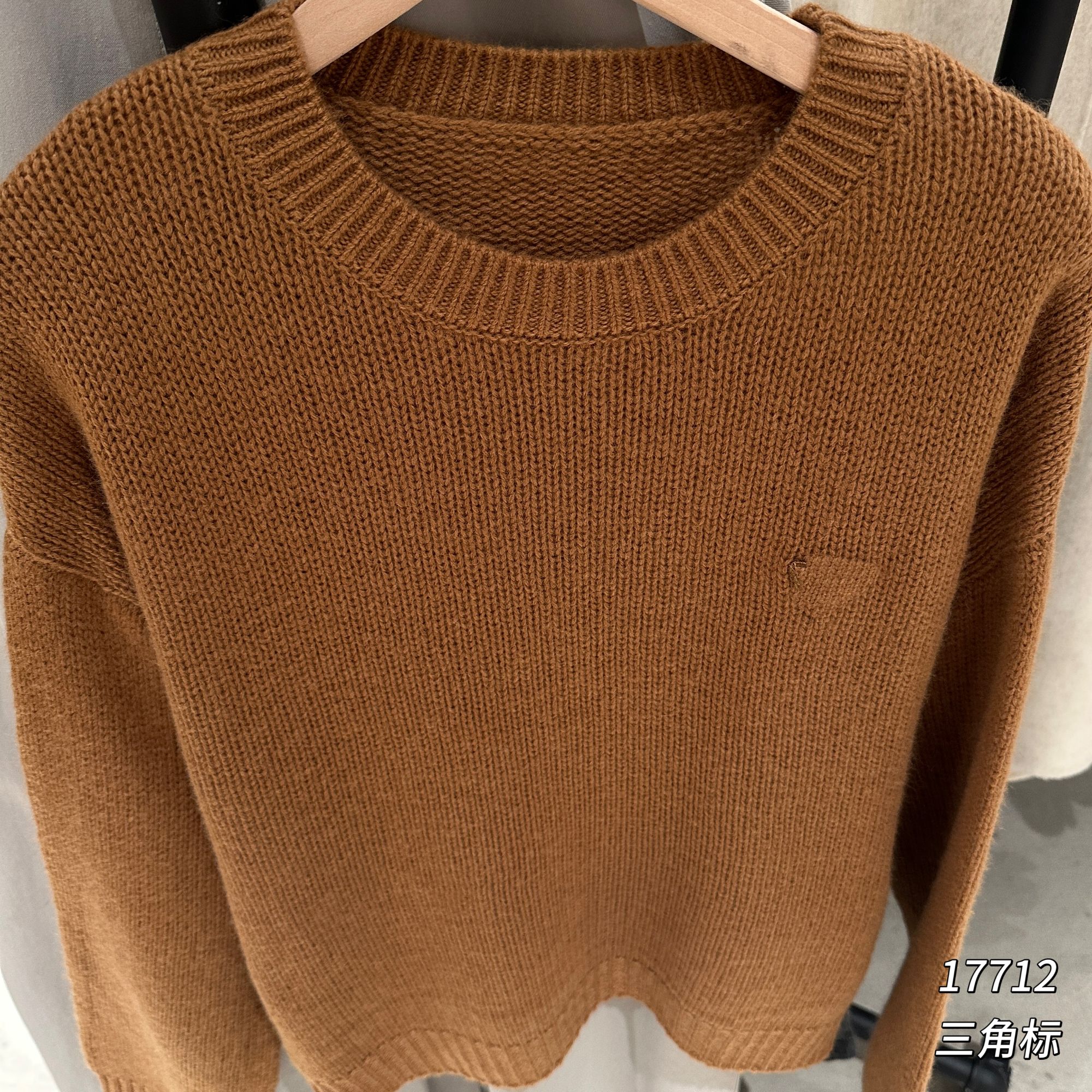 17712 WANGDAN（部无水洗唛介意慎拍)圆领三角标长袖针织衫