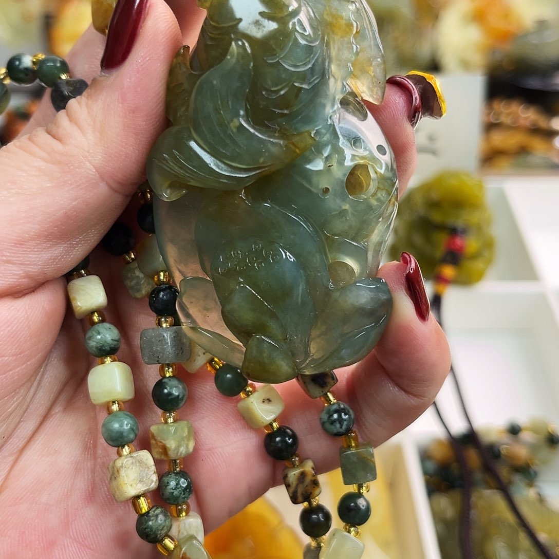 蛇纹石玉颈饰未镶嵌