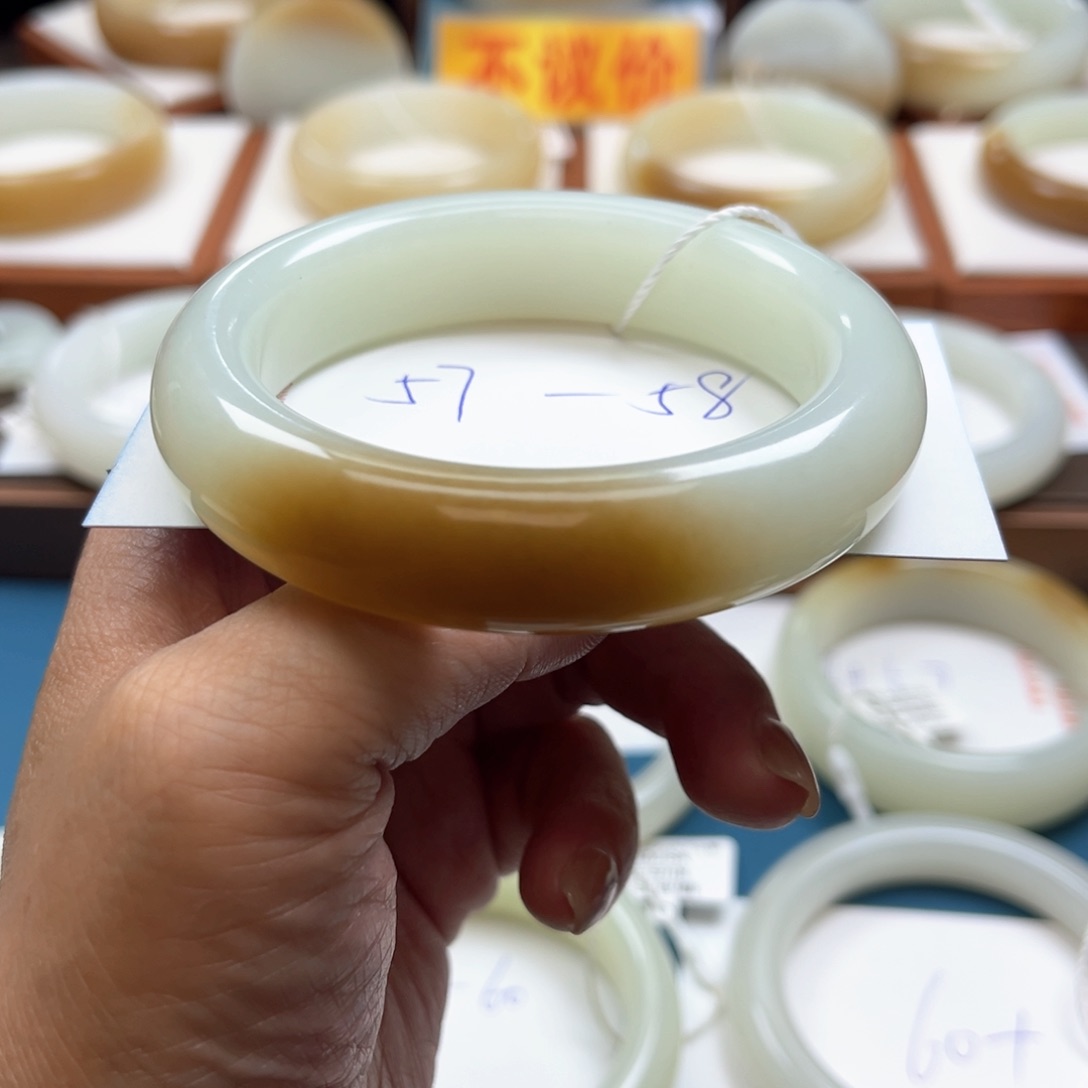 未镶嵌手镯和田玉美**牌