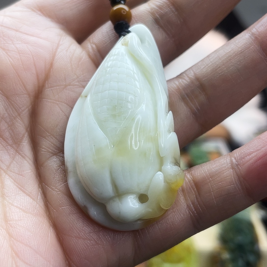 蛇纹石玉颈饰未镶嵌