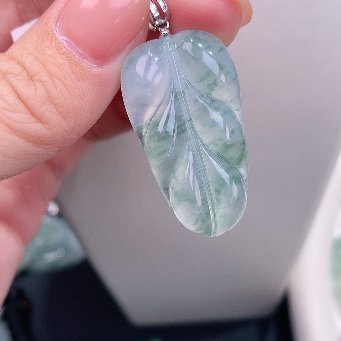颈饰18K金镶嵌翡翠冰飘花叶子