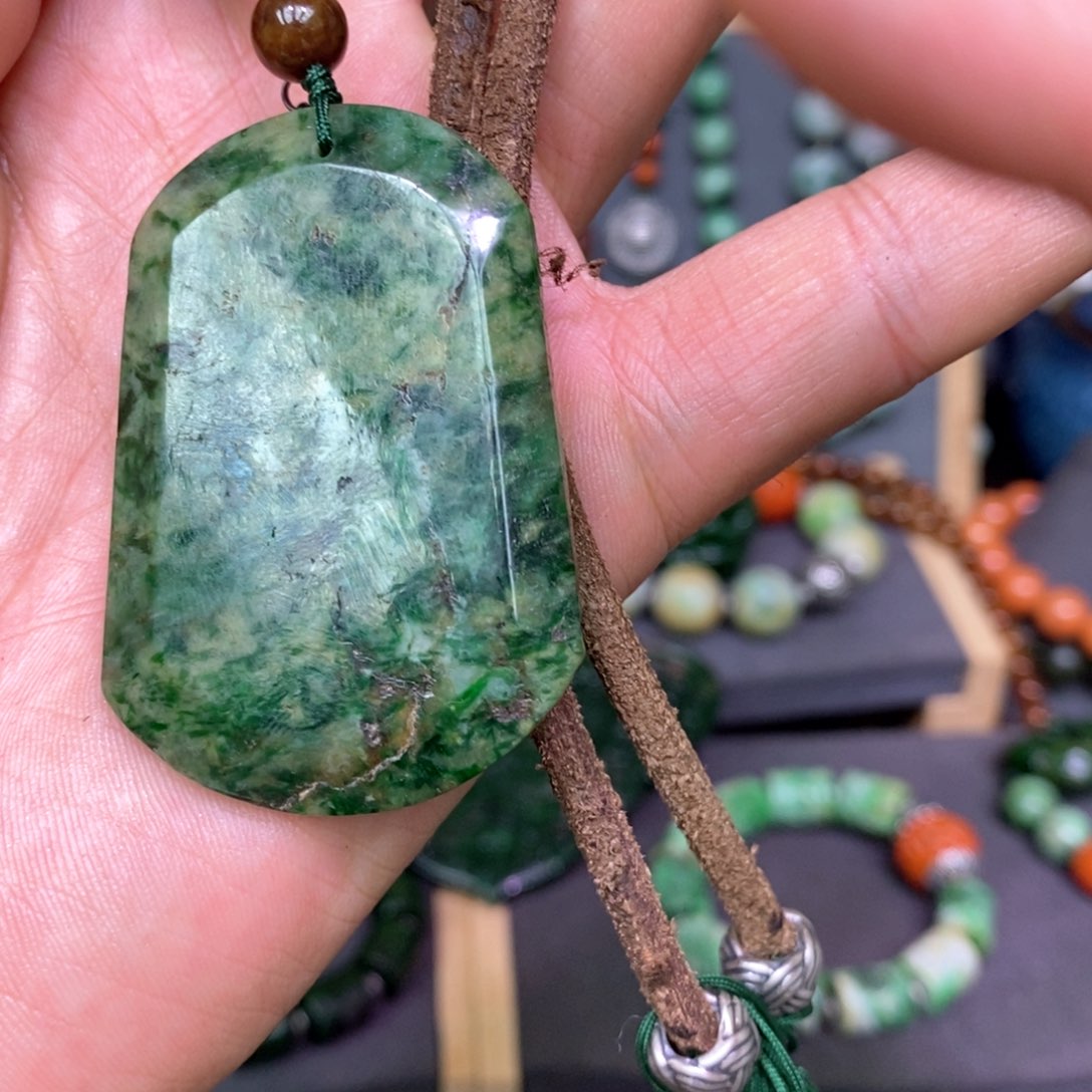 翡翠颈饰未镶嵌漂亮美眉