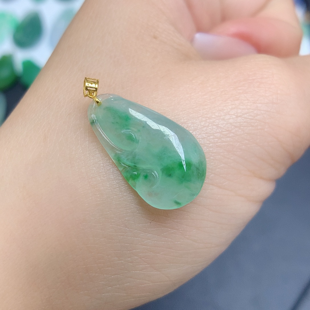 翡翠颈饰18K金镶嵌如意