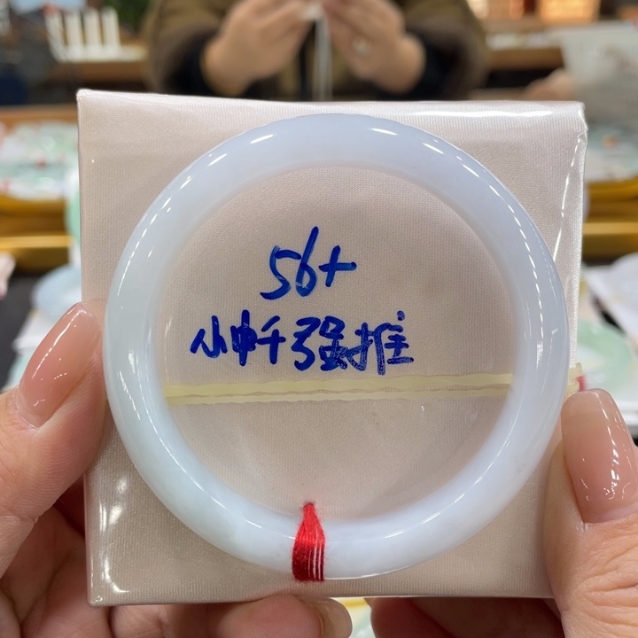 翡翠手镯未镶嵌翡翠