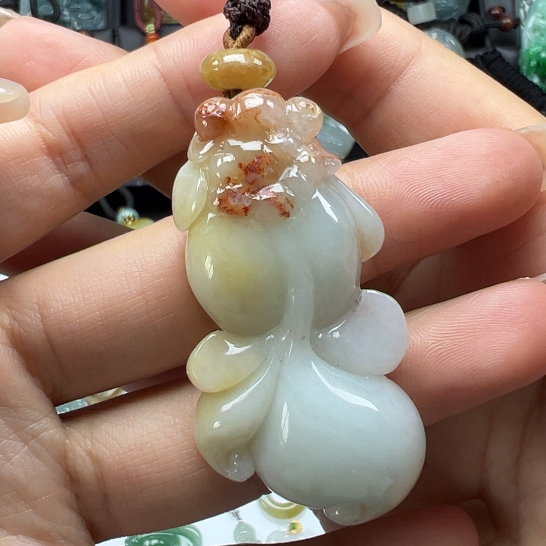 翡翠未镶嵌颈饰小鱼