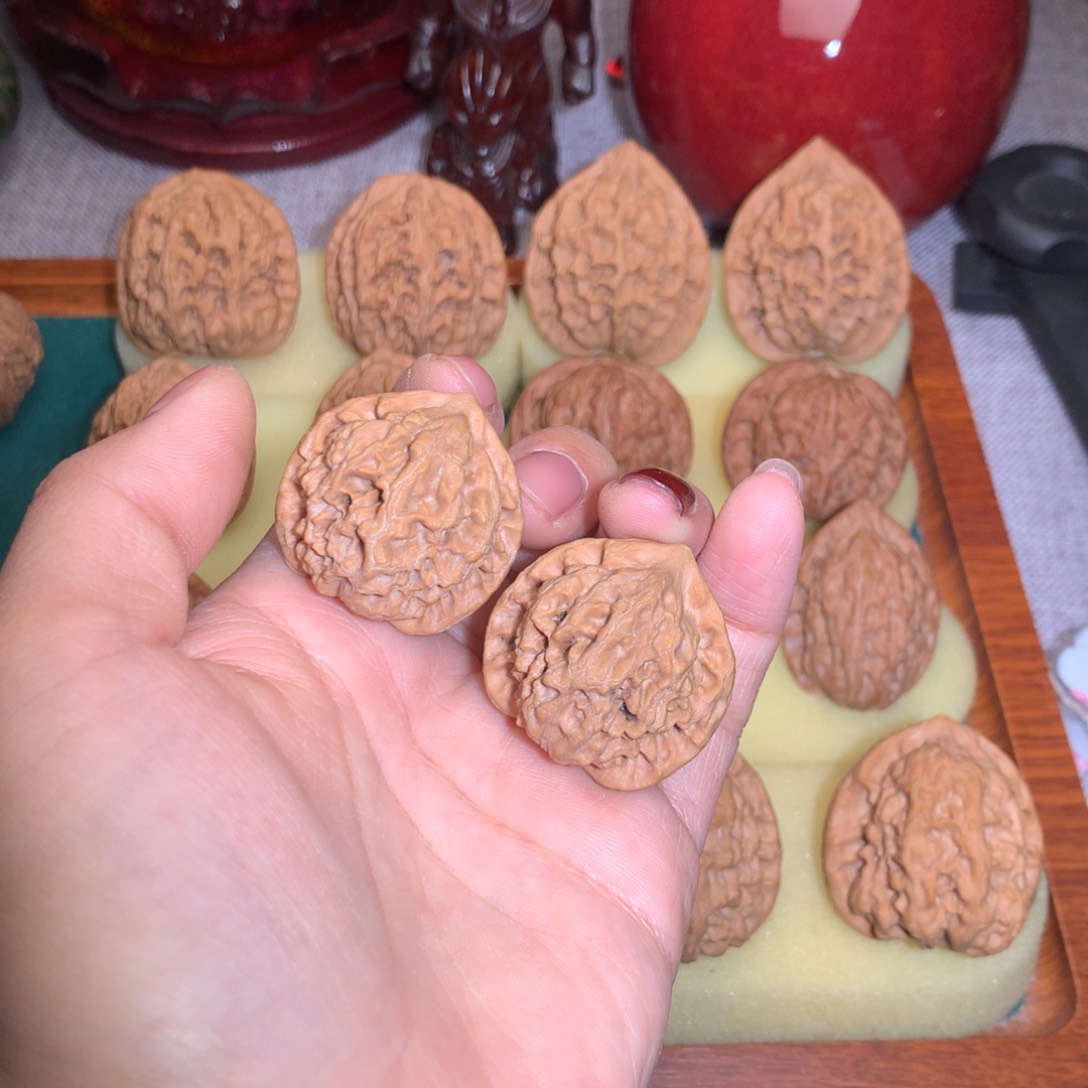 文玩核桃把件凹底珊瑚