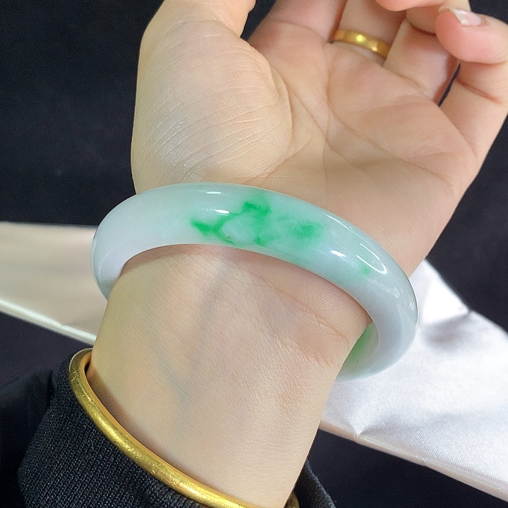 翡翠未镶嵌手镯58圈 6406牛奶底阳绿