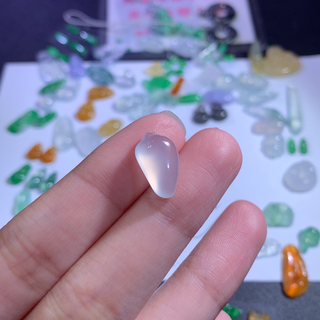 翡翠颈饰未镶嵌13.8 8.4 4.1