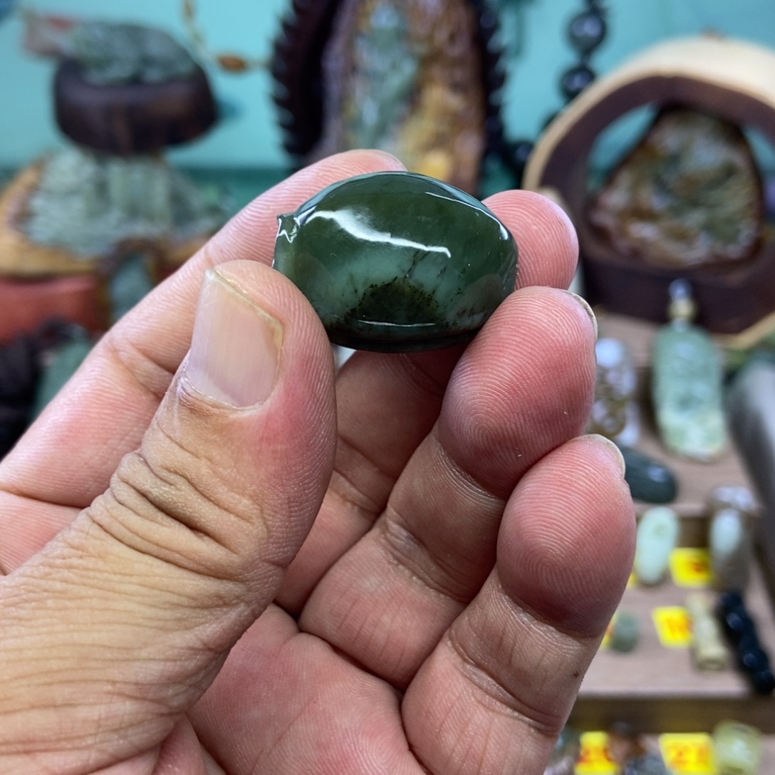 忍***桶岫岩老玉（透闪石质玉）未镶嵌把件