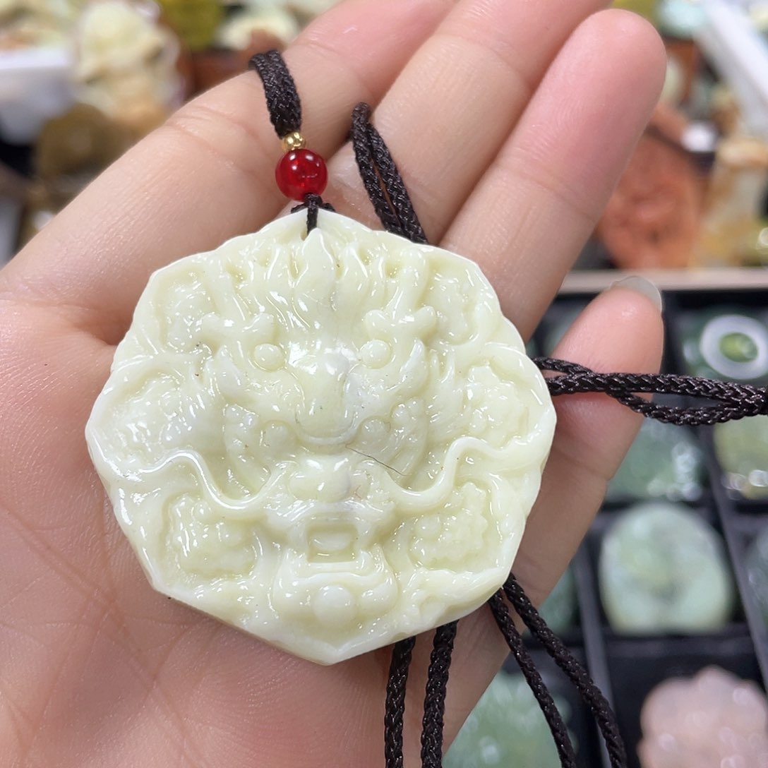 蛇纹石玉颈饰未镶嵌