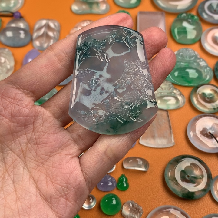 翡翠挂件未镶嵌….